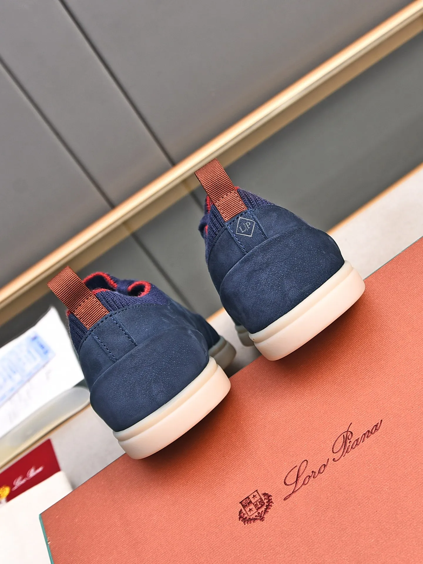 Men's Men's Shoes 💰500 LP's new product Loro Pian* 诺yo* Pianya Soho Walk These casual shoes and loafers are made of first-layer small nubuck cowhide. The texture is light, soft and comfortable. The mouth and tongue are decorated with high-density two-color knitting. The heel is decorated with a Kummel-colored original webbing pull-loop, which presents a unique three-dimensional effect. The unique version narrows slightly in the middle, and is decorated with details of the same material as shoelace eyelets. The original open-molded lightweight TPU rubber sole and spikes enhance traction and stability, and are full of modern aesthetic functional details. The rear is equipped with a cushion pad to enhance wearing comfort. It is sold in a complete package at the counter and is available in multiple colors!  Standard counter code number: 38～44# (45 customized)